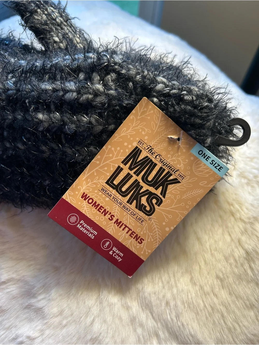 NWT!  Women’s Muk Luks fuzzy mittens.